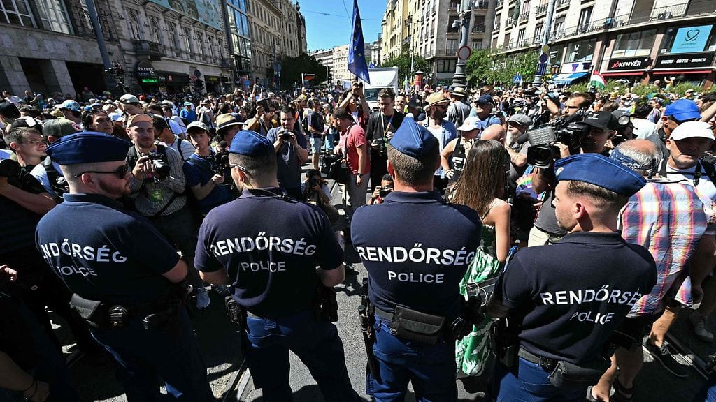 Poliisit kohtaavat Budapest Pride -marssin osallistujia Budapestissa 28. kesäkuuta 2025.