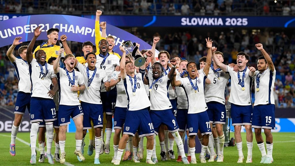 Englanti juhlii alle 21-vuotiaiden miesten EM-jalkapallokultaa.