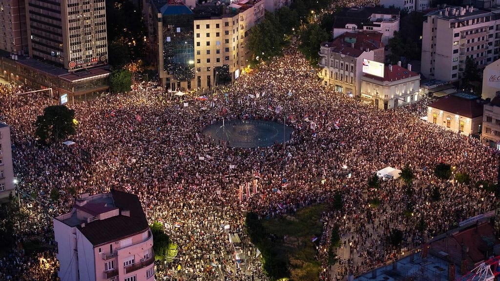 Ilmakuvaa Belgradin keskustaan kerääntyneistä mielenosoittajista 28. kesäkuuta 2025.
