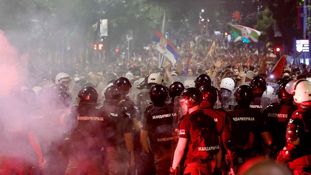 LK 290625 Serbian mellakkapoliisi ottaa yhteen mielenosoittajien kanssa Belgradissa, 28. kesäkuuta 2025