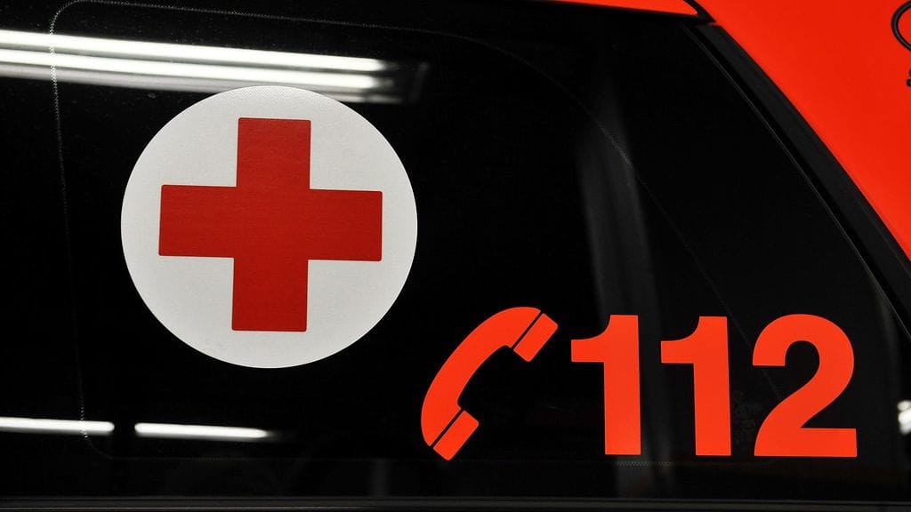 Eurajoella sattunut liikenneonnettomuus sytytti puun tuleen. Kuvituskuva.