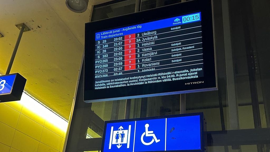 Junaliikenne päätyi kaaokseen, kun sähköratavaurio katkaisi liikenteen.