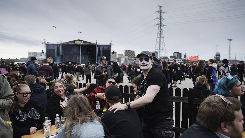 Kova tuuli aiheuttaa toimenpiteitä Tuska-festivaaleilla. Kuvassa festarikävijöitä Tuskassa lauantaina.