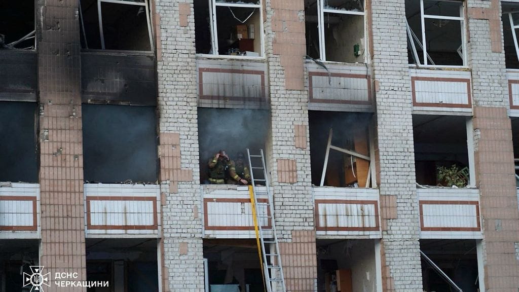 Pelastajia työskentelemässä Venäjän hyökkäyksen kohteeksi joutuneella paikalla Smilan kaupungissa Tšerkasyn alueella 29. kesäkuuta 2025.