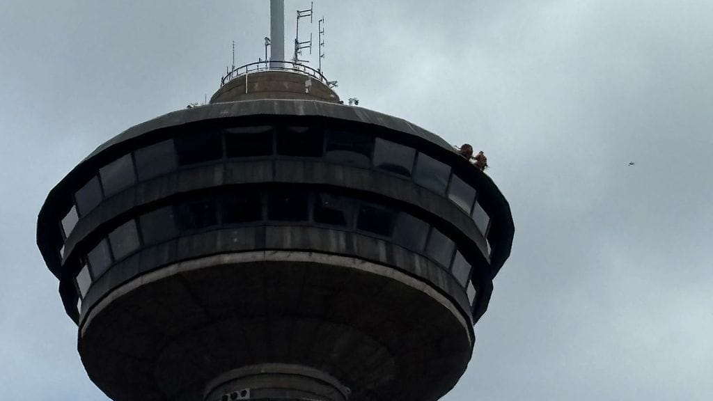 Pelastuslaitos kiinnittämässä Näsinneulasta irronnutta kattopeltiä.