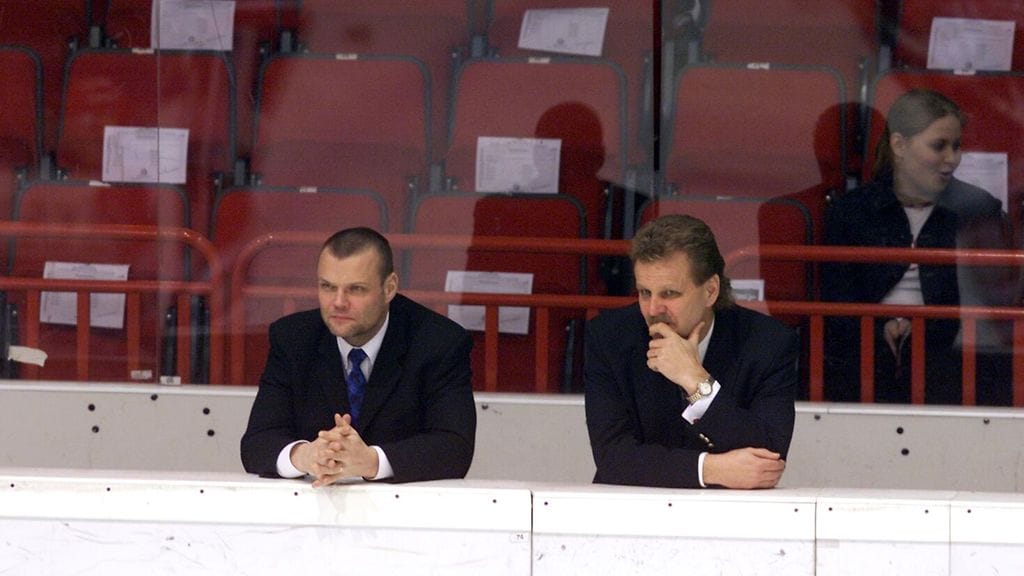 Pentti Matikainen (oikealla) ja Timo Blomqvist (vasemmalla) HIFK:n vaihtopenkillä.