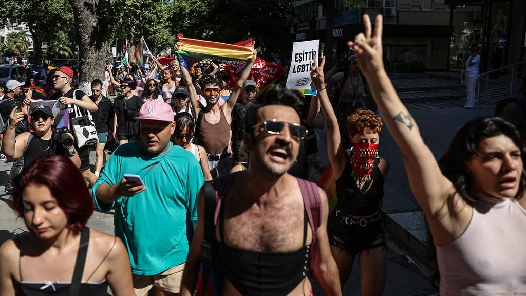 Kuva viime vuoden Pride-kulkueesta Istanbulissa.