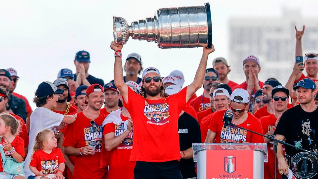 Aaron Ekblad (kuvan kannunostelija) jatkaa Florida Panthersissa.