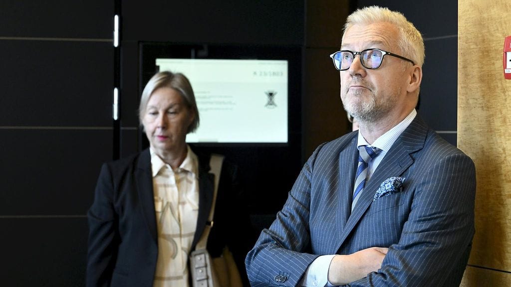 Kuvassa ovat syyttäjä Anja-Riitta Rinkinen ja asianajaja Kai Kotiranta Helsingin Sanomien Viestikoekeskus-jutun käsittelyssä elokuussa 2024.