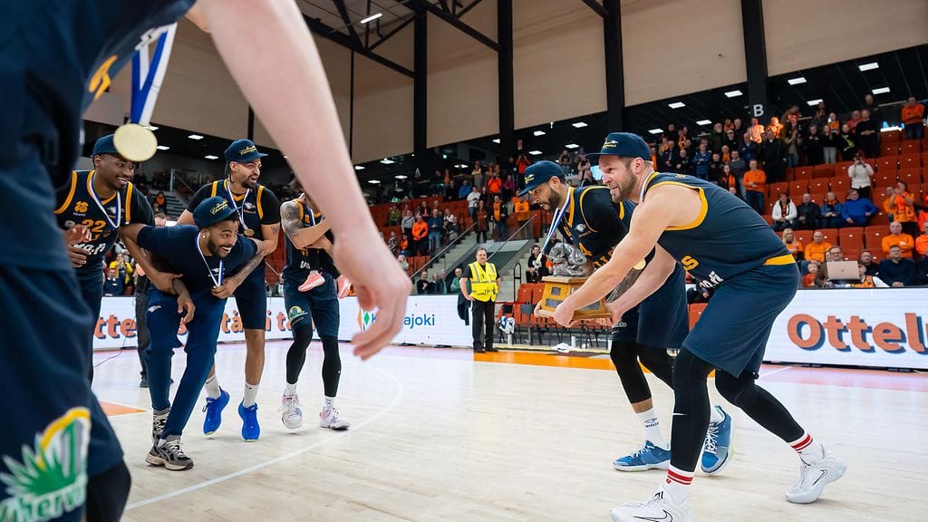 Helsinki
Seagullsin Rene Rougeau ja Timo Heinonen Pantteri-patsaan kanssa.