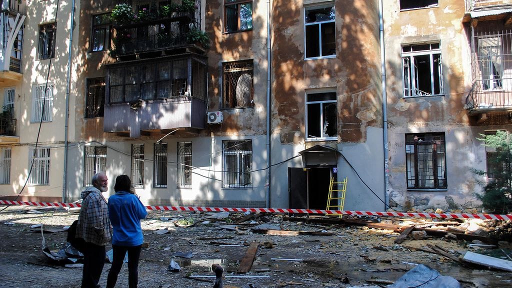 Kuva Odessasta kesäkuun 20. päivä. Venäjän laukaisemat dronet osuivat kerrostaloon. Iskussa kuoli yksi ihminen ja kymmenen loukkaantui.