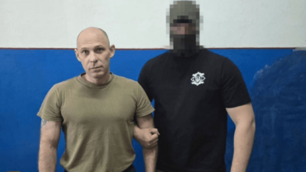 Ukraina on vanginnut venäläisen Sergei Tuzhilovin (kuvassa vasemmalla), joka väitetysti kidutti ja teloitti ukrainalaisia sotavankeja.