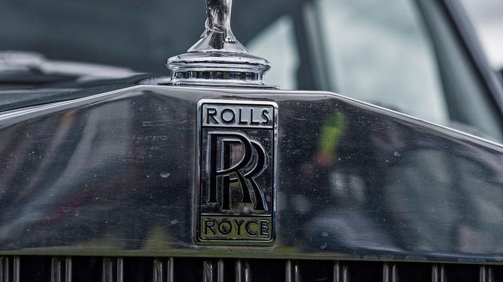 Alun perin brittiläinen Rolls-Royce on tunnettu luksusautoistaan.