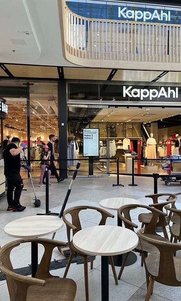 Helsingin Itäkeskuksessa on pudonnut kattolasi keskelle kauppakeskuksen lattiaa.