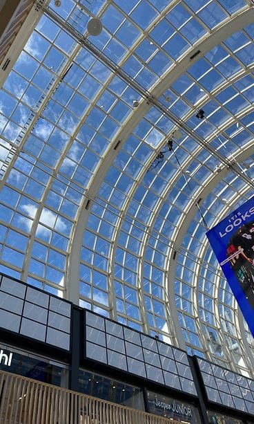 Helsingin Itäkeskuksessa on pudonnut kattolasi keskelle kauppakeskuksen lattiaa. (1)