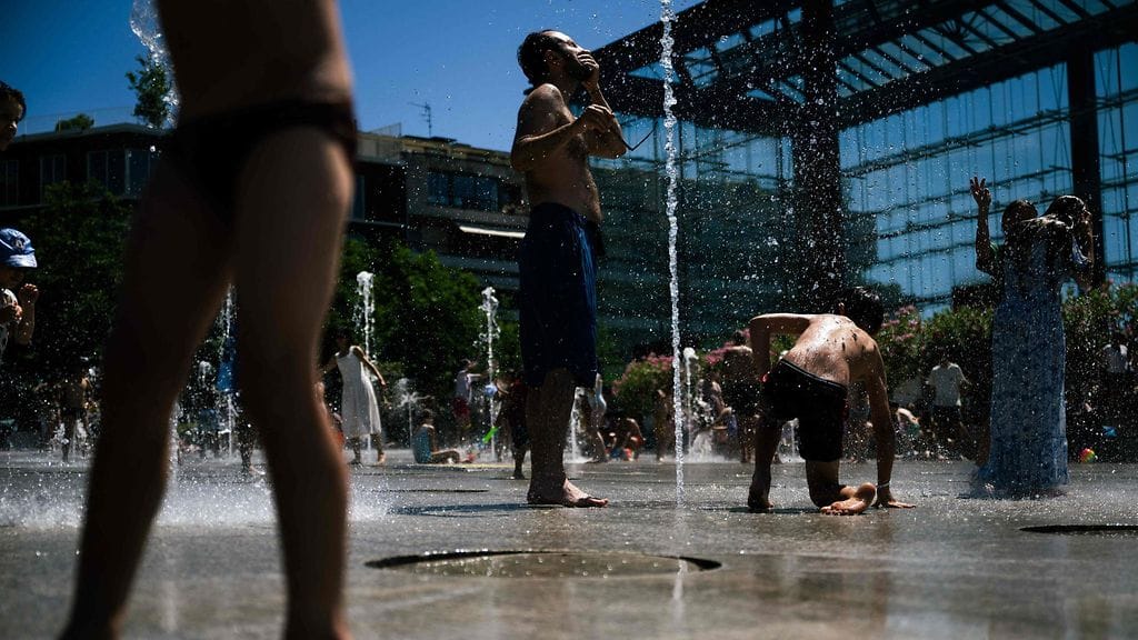 LK 1.7.2025 Ihmiset vilvoittelivat suihkulähteessä Andre-Citroenin puistossa Pariisissa 29. kesäkuuta 2025. (1)