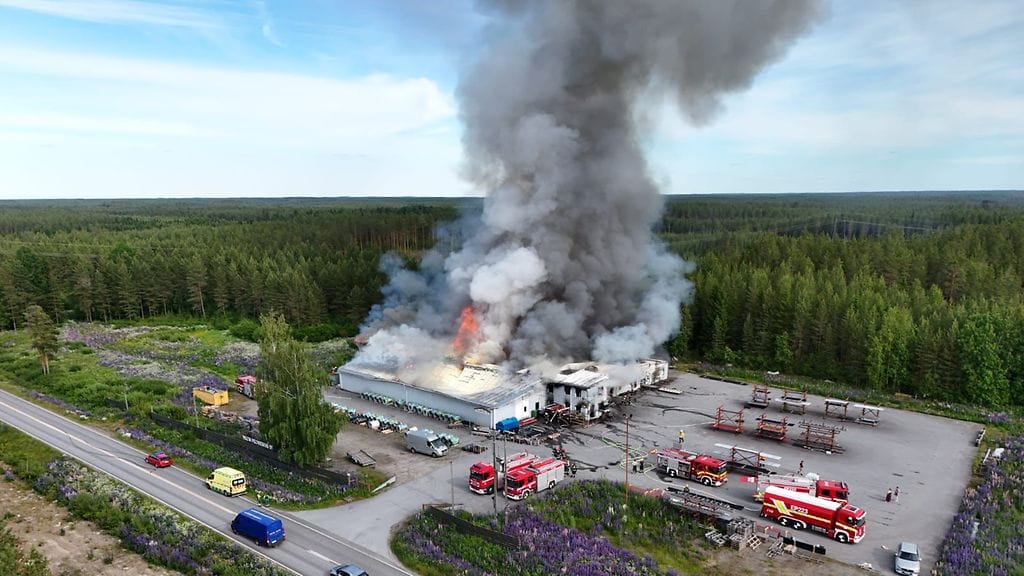 Osa Voltin Peltikeskuksen hallin katosta on sortunut tulipalossa, kertoo päivystävä palomestari.