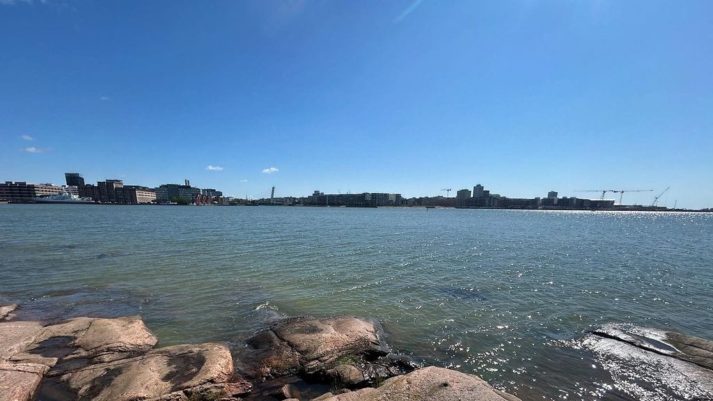 Vibrioosibakteeria esiintyy Itämeressä aina, mutta hellejakso on saanut sen lisääntymään. Kuvassa Helsingin Ruoholahtea ja Jätkäsaarta.