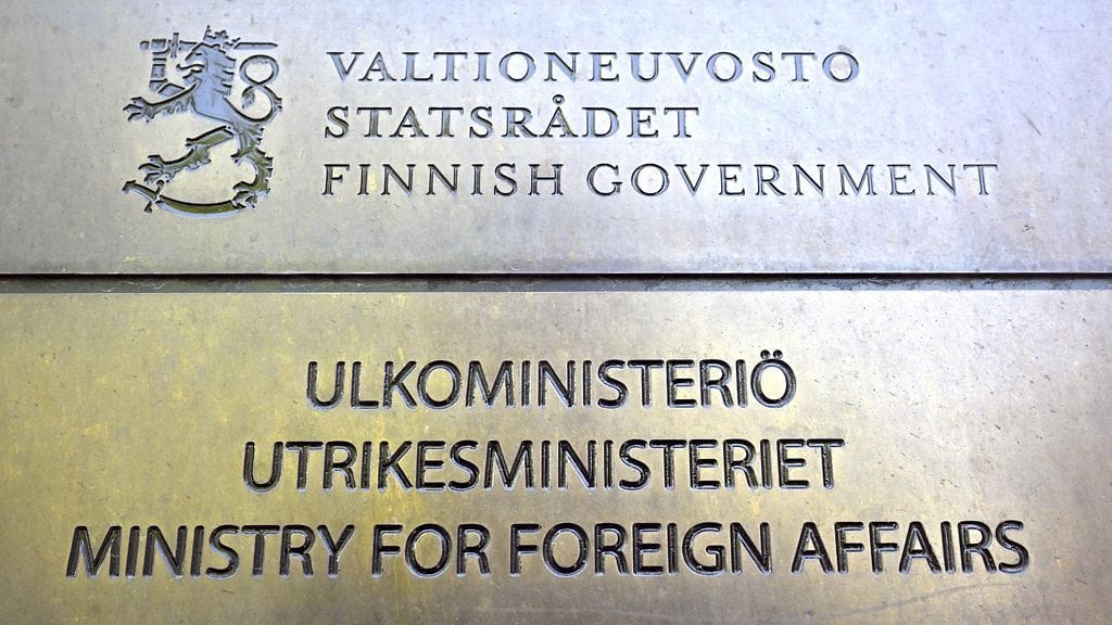 Suomen ulkoministeriön kyltti Merikasarmin seinässä Helsingin Katajanokalla 30. toukokuuta 2024.