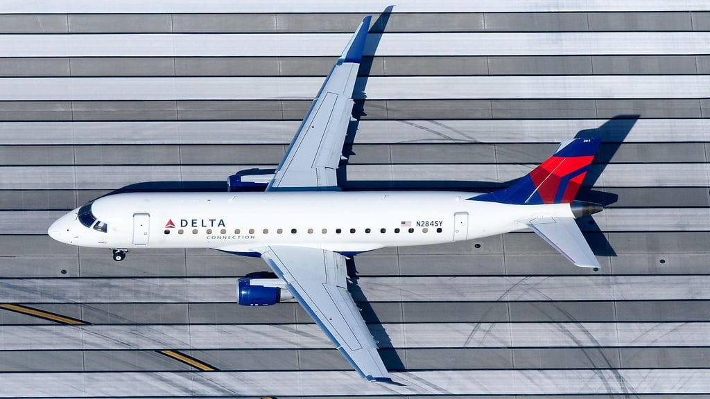 Kuvituskuvassa Delta Connectionin Embraer ERJ-175 kiitotiellä.
