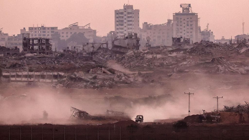 Kuva Gazan kaistalta 1. heinäkuuta. Israelin armeijan ajoneuvo palaamassa Israelin hallitsemille alueille.