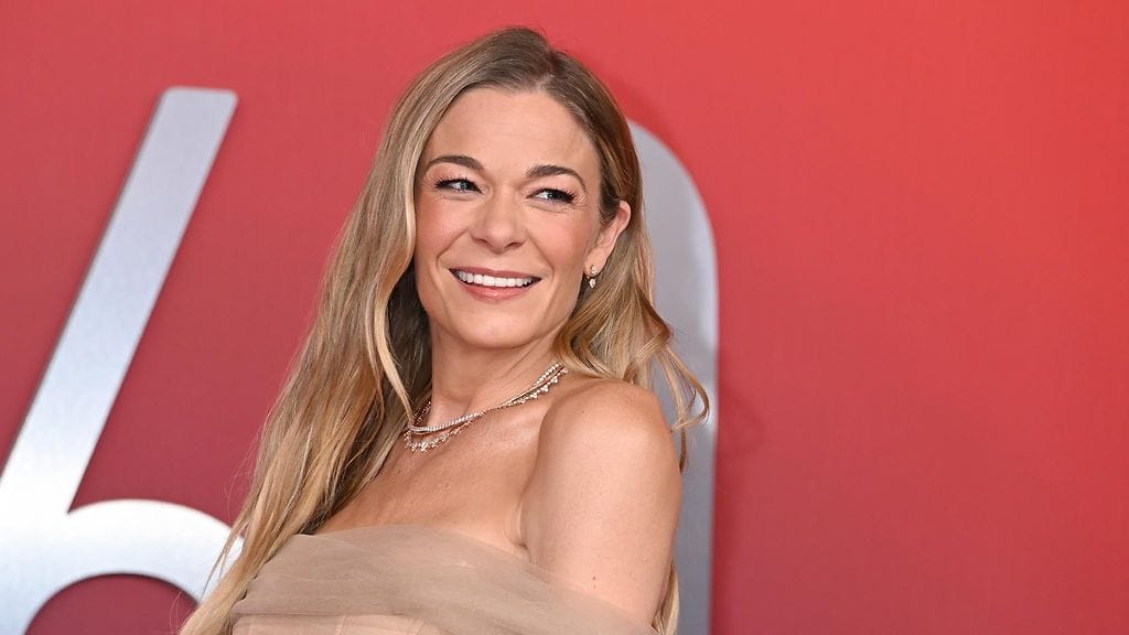 LeAnn Rimesin hammasproteesi lensi hänen suustaan kesken esiintymisen.