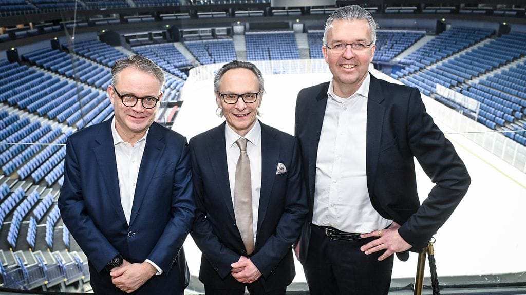Hallin uudet omistajat Reima Södervall, Heikki Viitikko ja Kim Särs areenan uumenissa helmikuussa 2025.