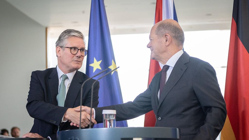 Kuvassa Iso-Britannian pääministeri Keir Starmer ja Saksan entinen liittokansleri Olaf Scholz.