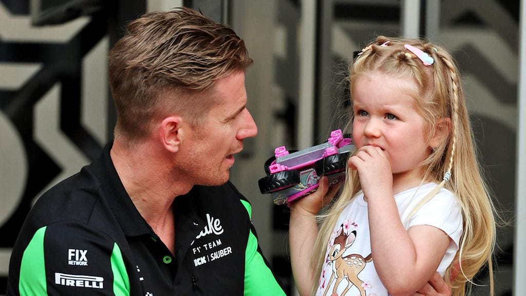 Nico Hülkenbergin kolmevuotias Noemi Sky -tytär tietää F1-kuljettajat hyvin.