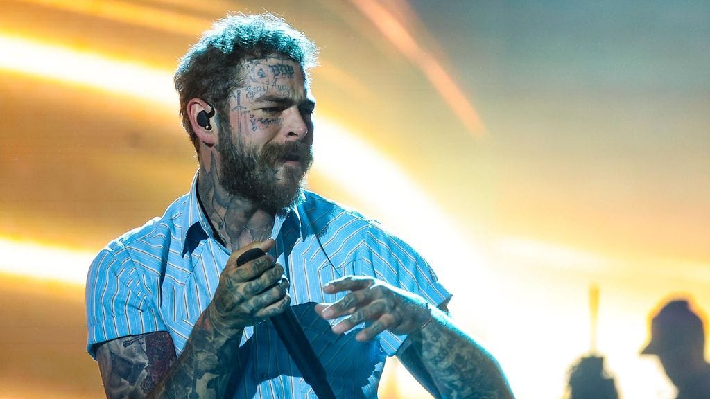 Post Malone tipahti lavalta, kun yritti kippistää faninsa kanssa.