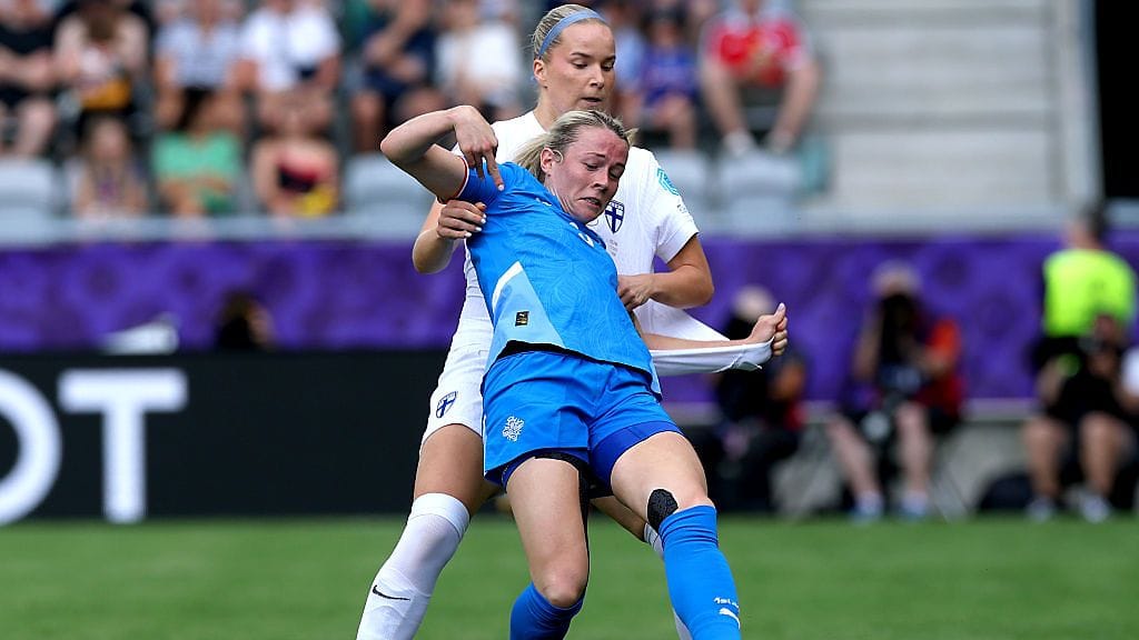 Islannin Sandra Maria Jessen kamppailee Helmareiden Eva Nyströmiä vastaan.