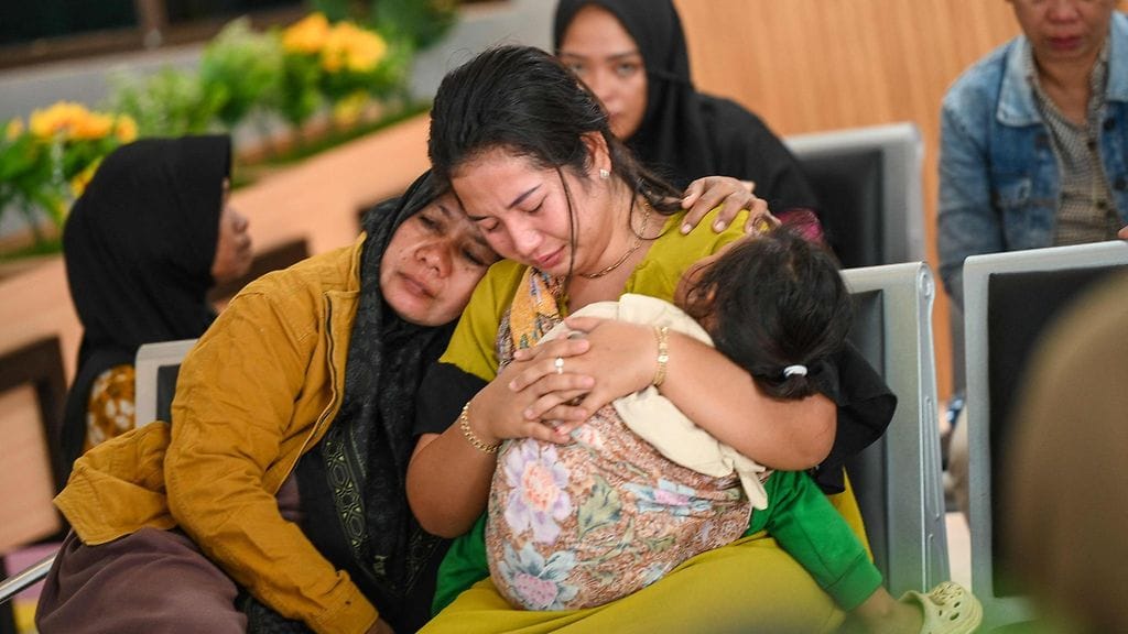 Perheenjäsenet ja sukulaiset odottavat tietoa kadonneiden etsintöjen etenemisestä.