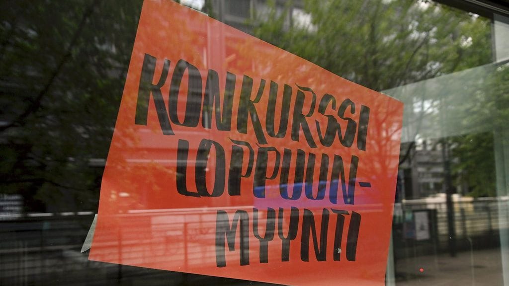 Ilmoitus konkurssiloppuunmyynnistä ikkunassa Helsingissä elokuussa 2023.