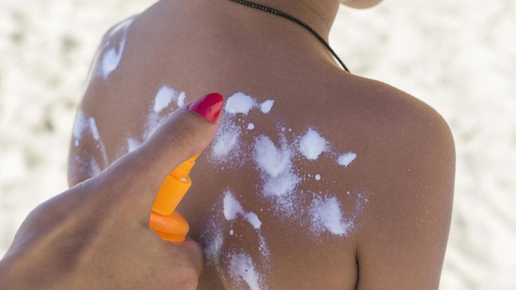 Aurinkosuihke pitää aina levittää ulkona.