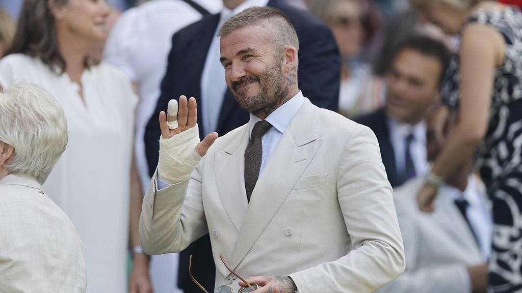 David Beckham saapui seuraamaan tennisturnausta käsi paketissa