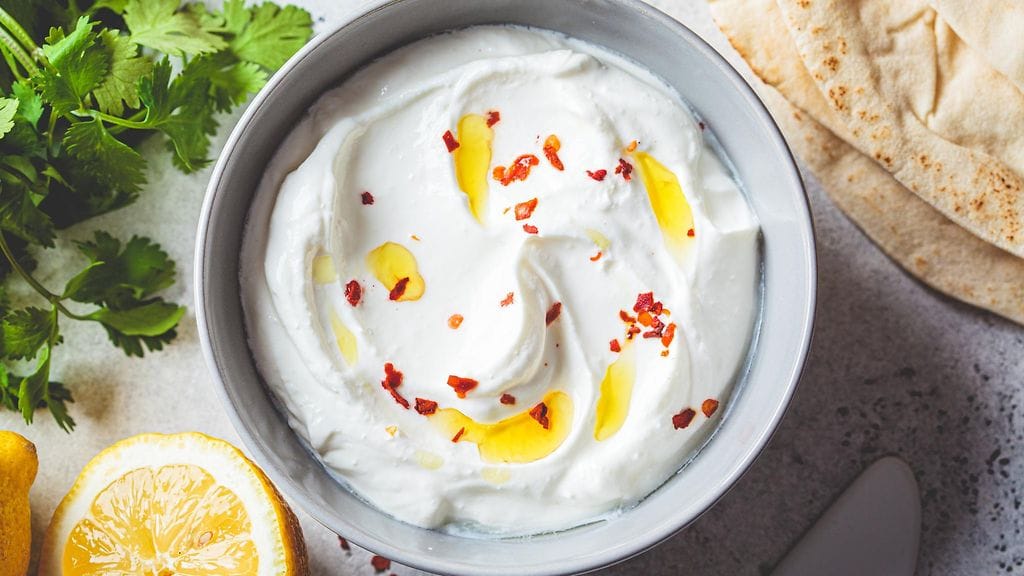 Fetan ja jogurtin tai tuorejuusto yhdistelmästä syntyy herkullinen dippi.