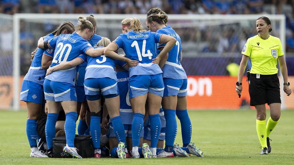 Tämä tilanne askarrutti ensimmäisellä puoliajalla. Joukkuetoverit ympäröivät Islannin kapteeni Glodis Perla Viggosdottirin.