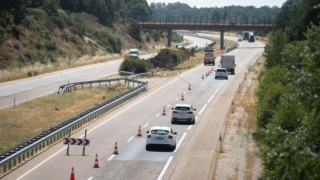 Poliisi on eristänyt onnettomuusaluetta liikennekartioilla.
