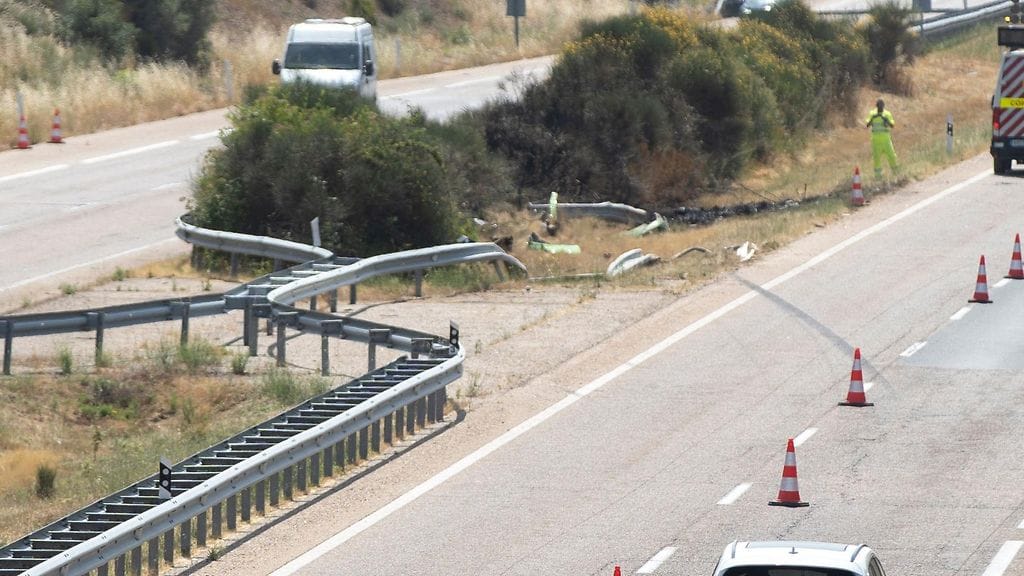 Tiehen piirtyneet renkaanjäljet liittyvät todennäköisesti onnettomuuteen.