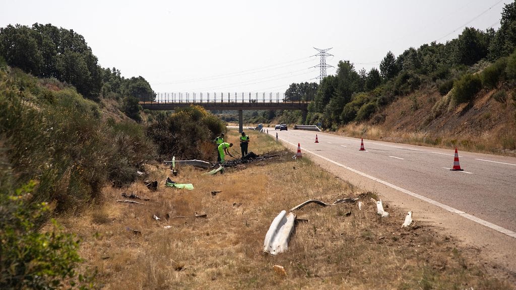 Turvakaiteiden paloja on levinnyt pitkin turmapaikkaa.