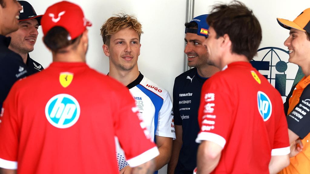 Carlos Sainz (kolmas oik.) on kärkiehdokas Max Verstappenin korvaajaksi Red Bullilla.