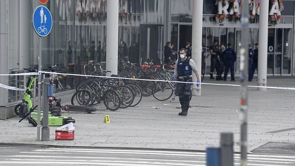 Poliisi tekee tutkintaa kauppakeskus Ratinan ulkopuolella Tampereella 3. heinäkuuta 2025.