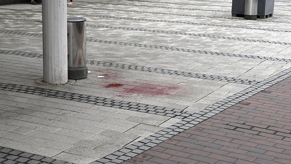 Verta tapahtumapaikalla kauppakeskus Ratinan ulkopuolella Tampereella 3. heinäkuuta 2025.