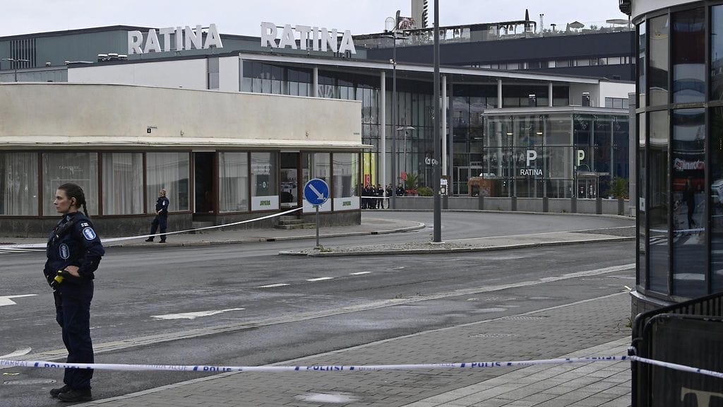 Poliisin eristämä alue kauppakeskus Ratinan ulkopuolella Tampereella 3. heinäkuuta 2025. Paikalla on Sisä-Suomnen poliisin mukaan puukotettu useaa ihmistä.