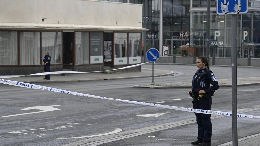 Poliisin eristämä alue kauppakeskuksen ulkopuolella Tampereella 3.7.25.