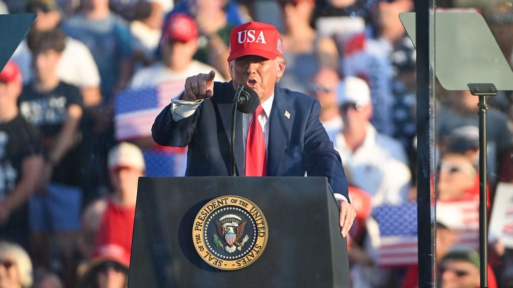 Trump harkitsee vakavasti koomikon kansalaisuuden perumista ja karkottamista.