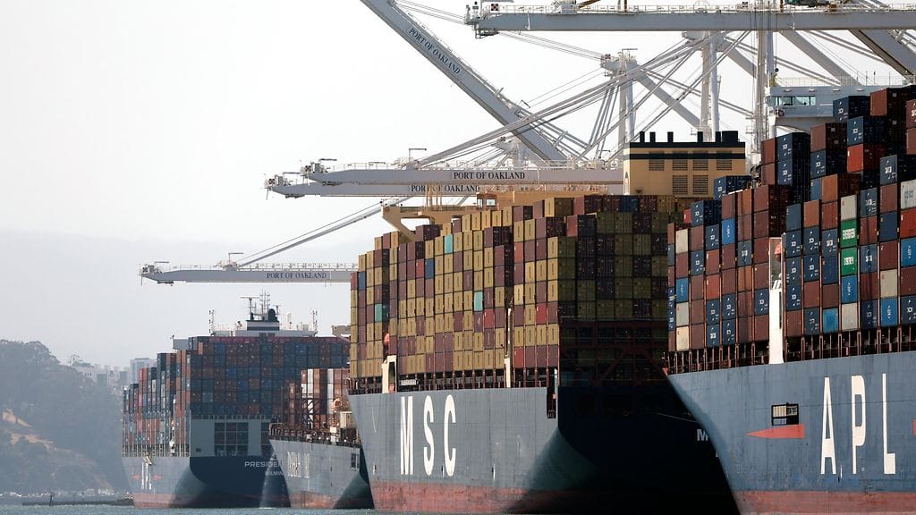 Kuvassa konttilaivoja Oaklandin satamassa Kaliforniassa kesäkuussa 2025.