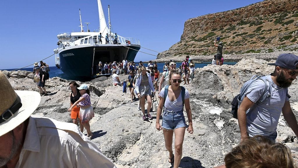 Suomalaiset hakeutuvat koleaa säätä pakoon esimerkiksi Kreetan saarelle Kreikkaan.