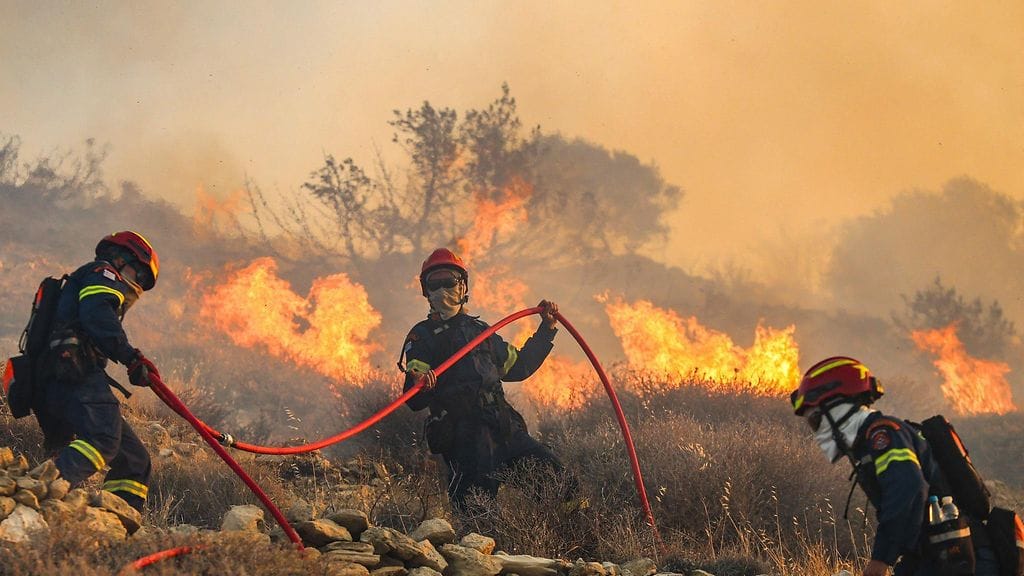 Palomiehet sammuttavat palavaa heinikkoa Kreetalla.