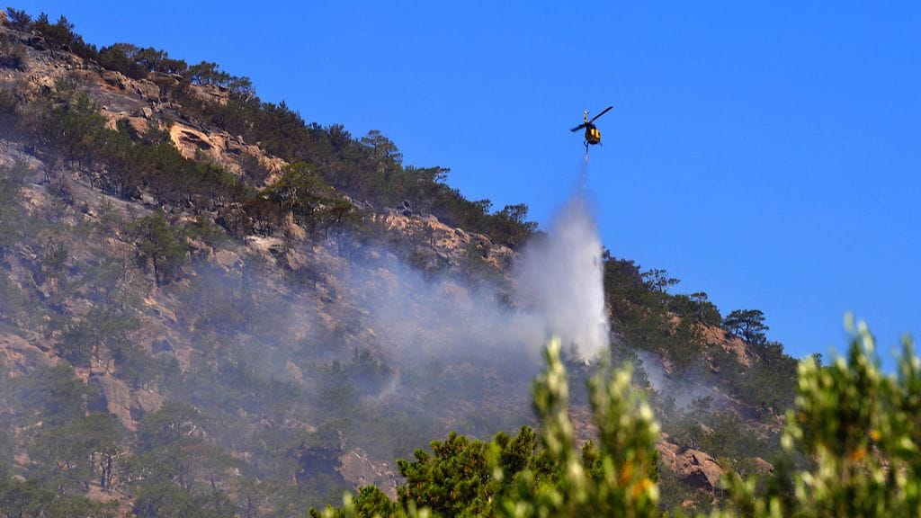 Helikopteri yritti tukahduttaa paloa Ierapetran tienoilla Kreetalla 3. heinäkuuta 2025.